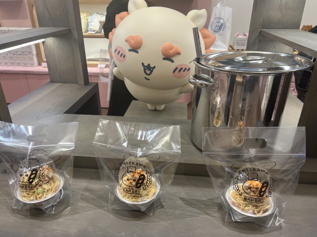 ちいかわベーカリーの人気No.1商品「郎パン」とキャラクターのディスプレイ