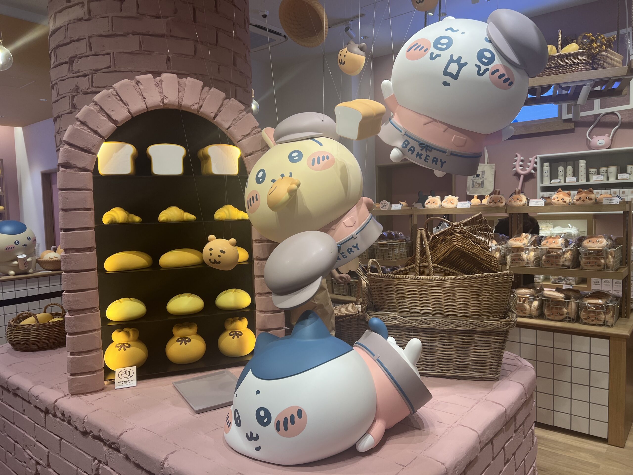 ちいかわベーカリー原宿の店内に並ぶキャラクターパンと装飾