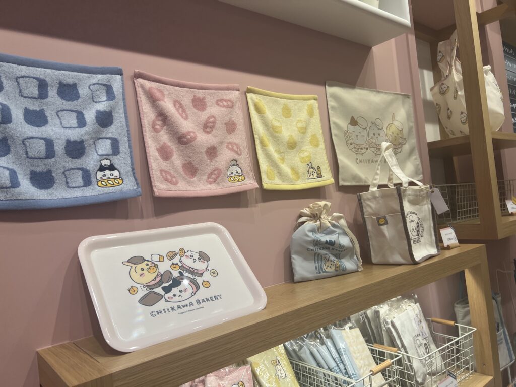 ちいかわベーカリーのミニタオルやトートバッグなどのグッズ売り場