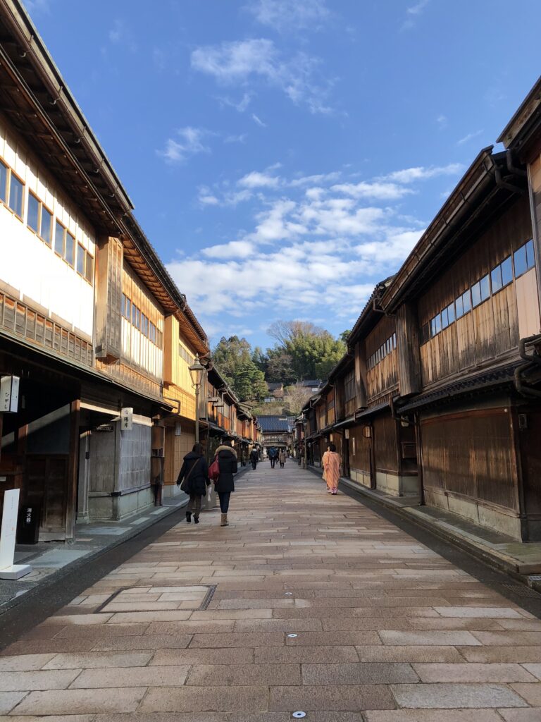 金沢・ひがし茶屋街の石畳と伝統的な町家が並ぶ風景