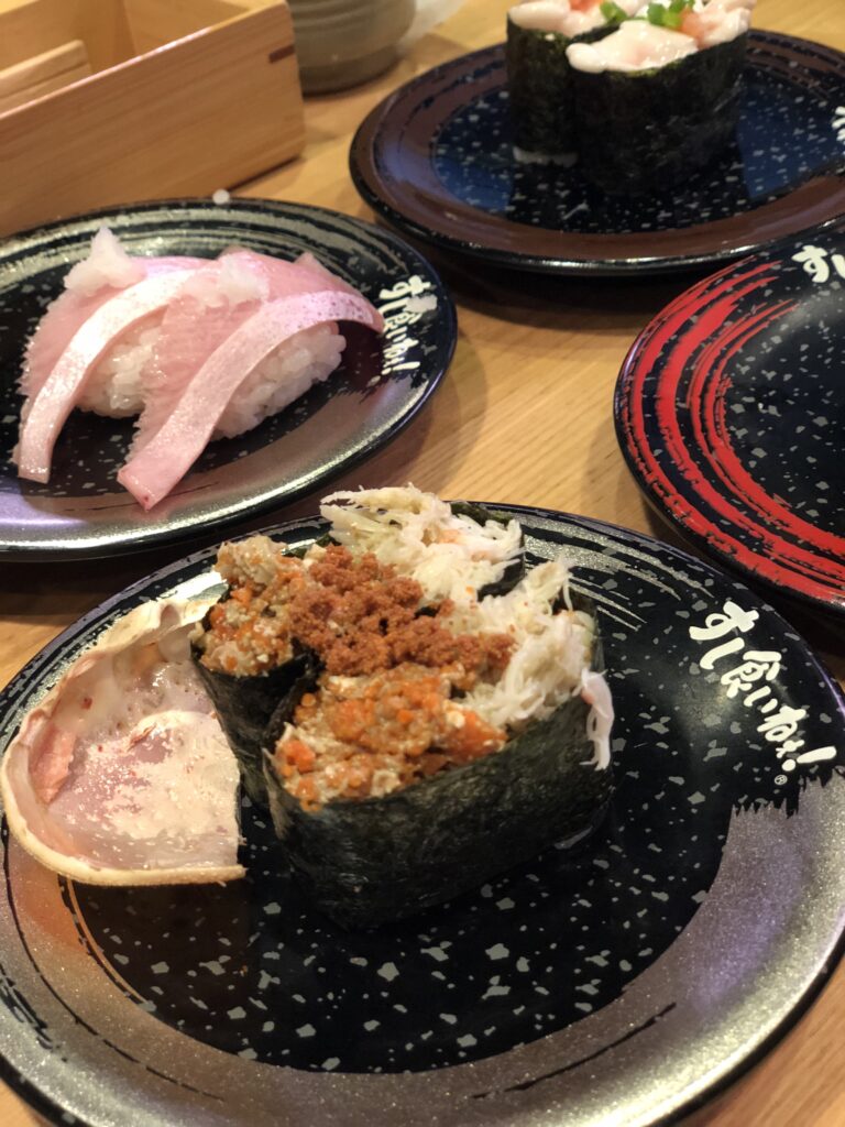 金沢の人気回転寿司「すし食いねぇ!」で食べた新鮮な握り寿司と軍艦