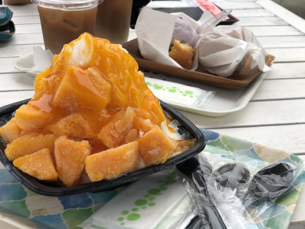 沖縄で食べたマンゴーかき氷と紅芋スイーツの写真