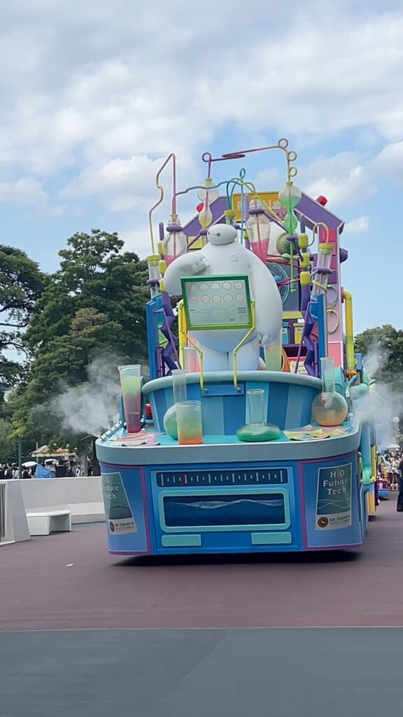 東京ディズニーランドで行われたベイマックスのパレード
