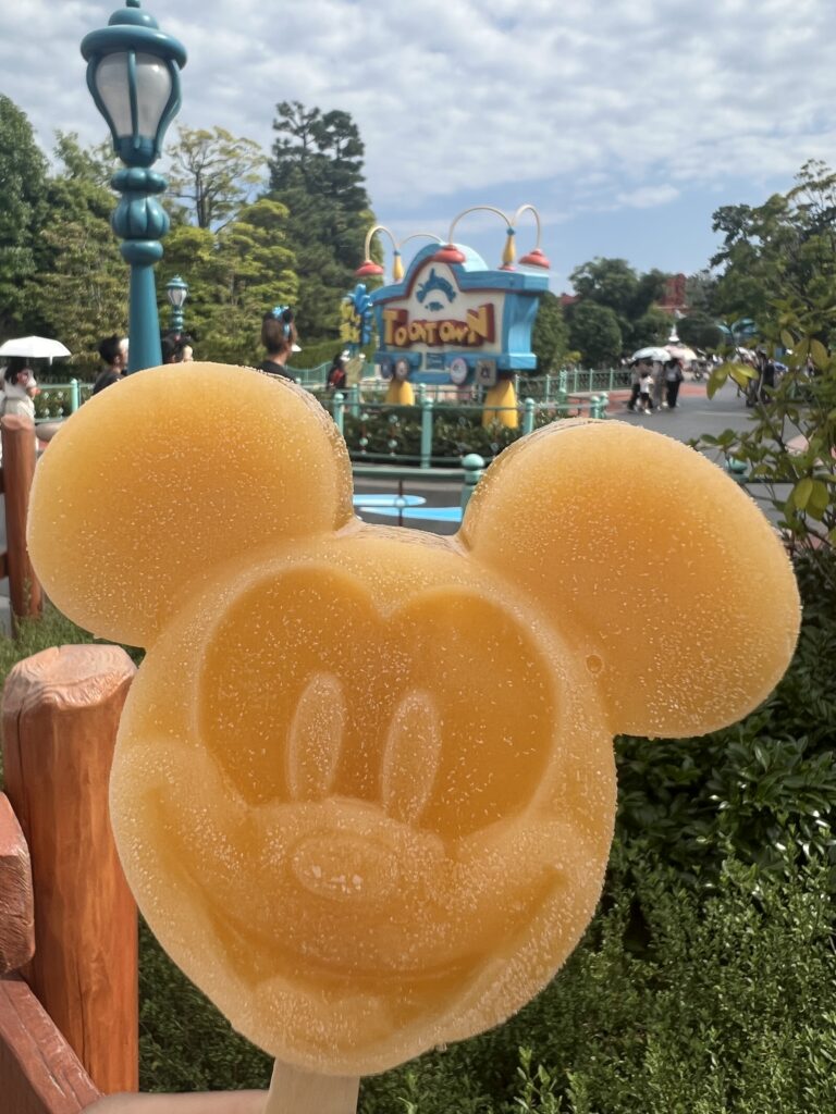 東京ディズニーランドのミッキーアイス(トロピカルフルーツ味)