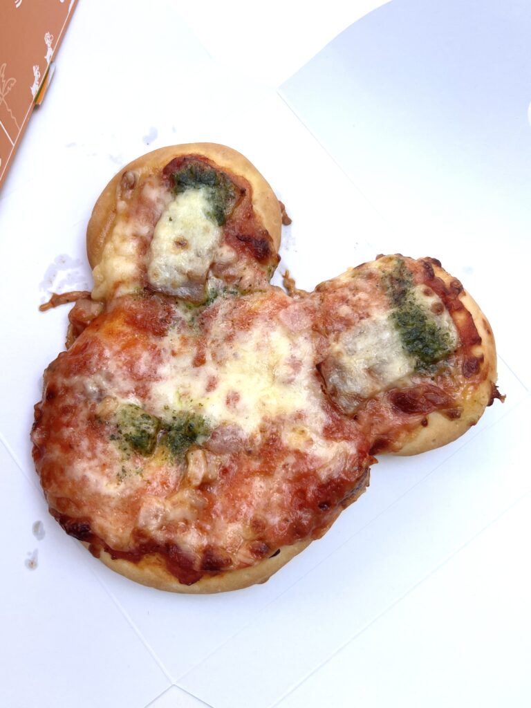 東京ディズニーランド「グッドタイムカフェ」のミッキー型ピザ