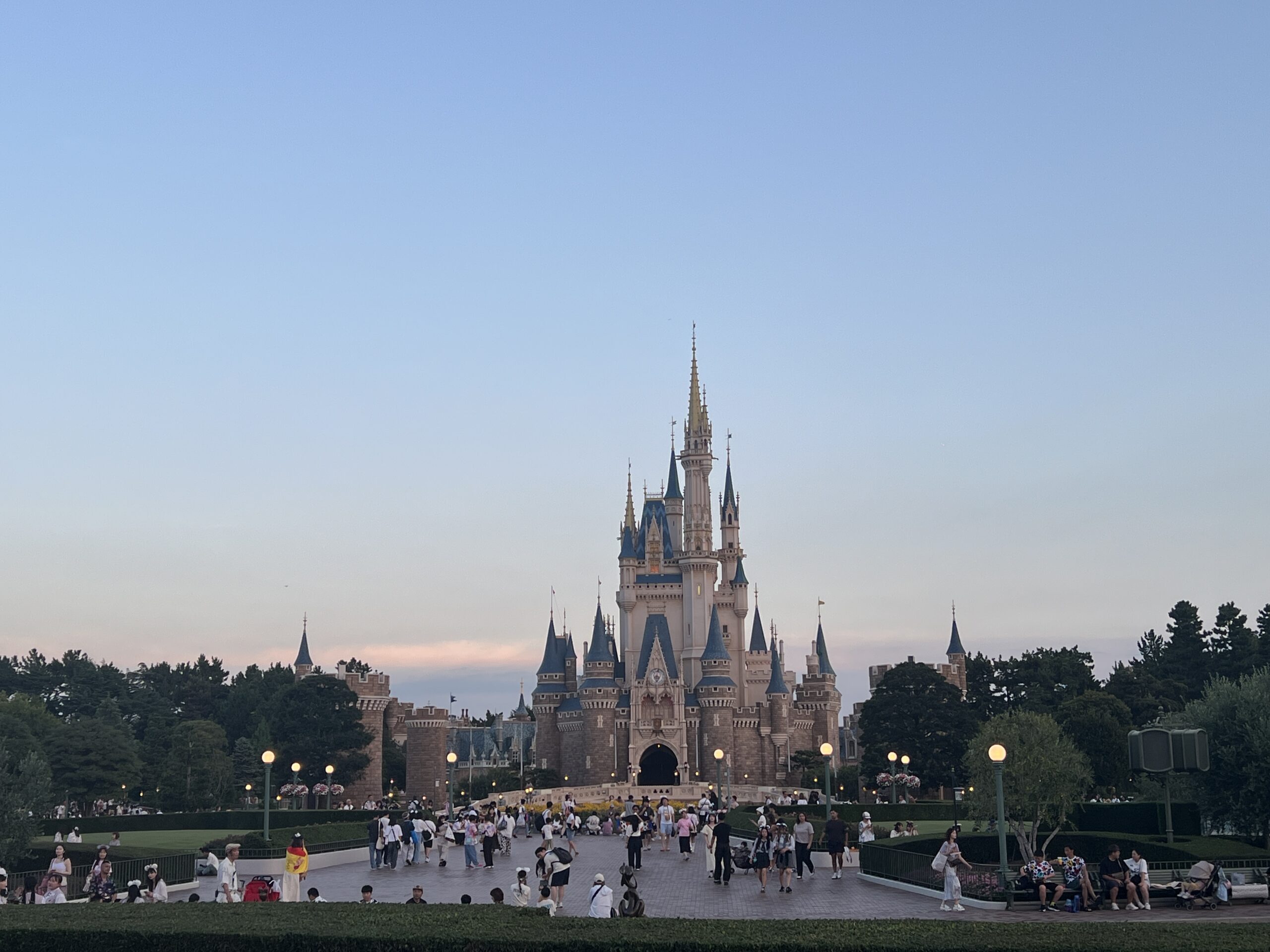 夕暮れにライトアップされた東京ディズニーランドのシンデレラ城