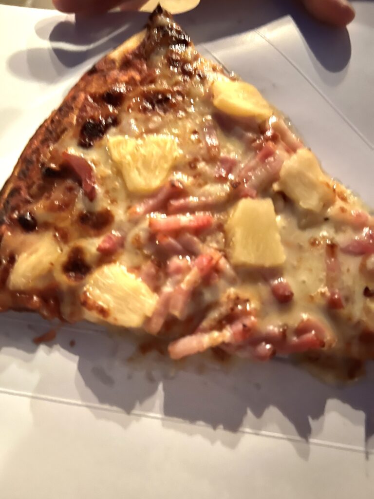 東京ディズニーランド「キャプテンフックス・ギャレー」で食べたパイナップルベーコンピザ