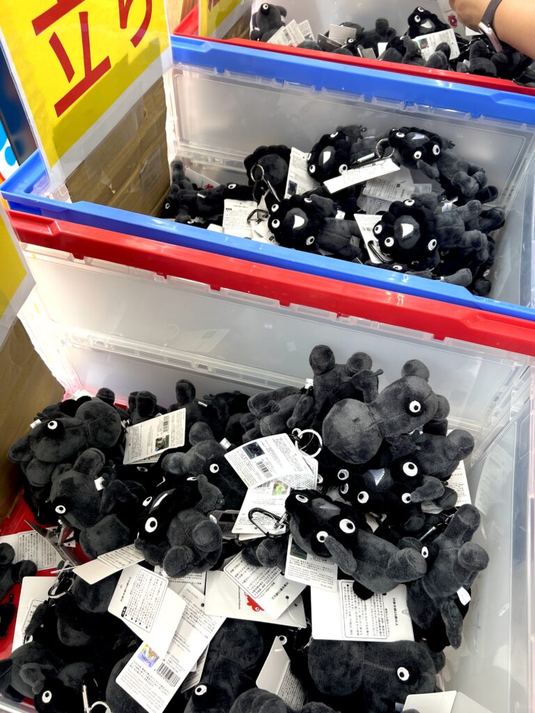 大阪万博オフィシャルストアに並ぶ黒ミャクミャクキーホルダー