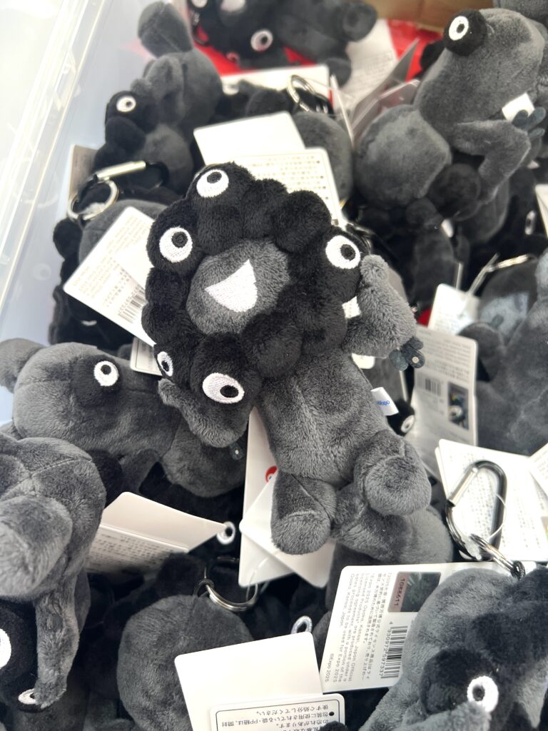 大阪万博の黒ミャクミャク座りポーズのキーホルダー