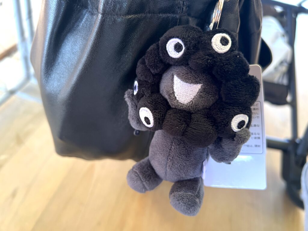 バッグにつけた黒ミャクミャクのキーホルダー