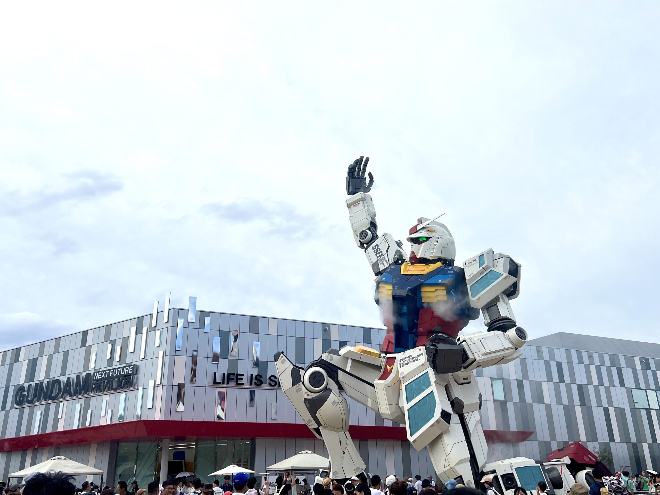 大阪万博2025のガンダムパビリオンと立像