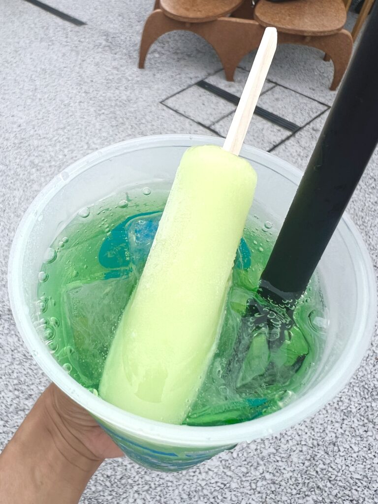 大阪万博で販売されているメロンアイス付きソーダドリンク