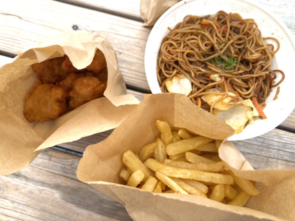 大阪万博オランダ館前のキッチンカーで販売されている焼きそば、ポテト、唐揚げ