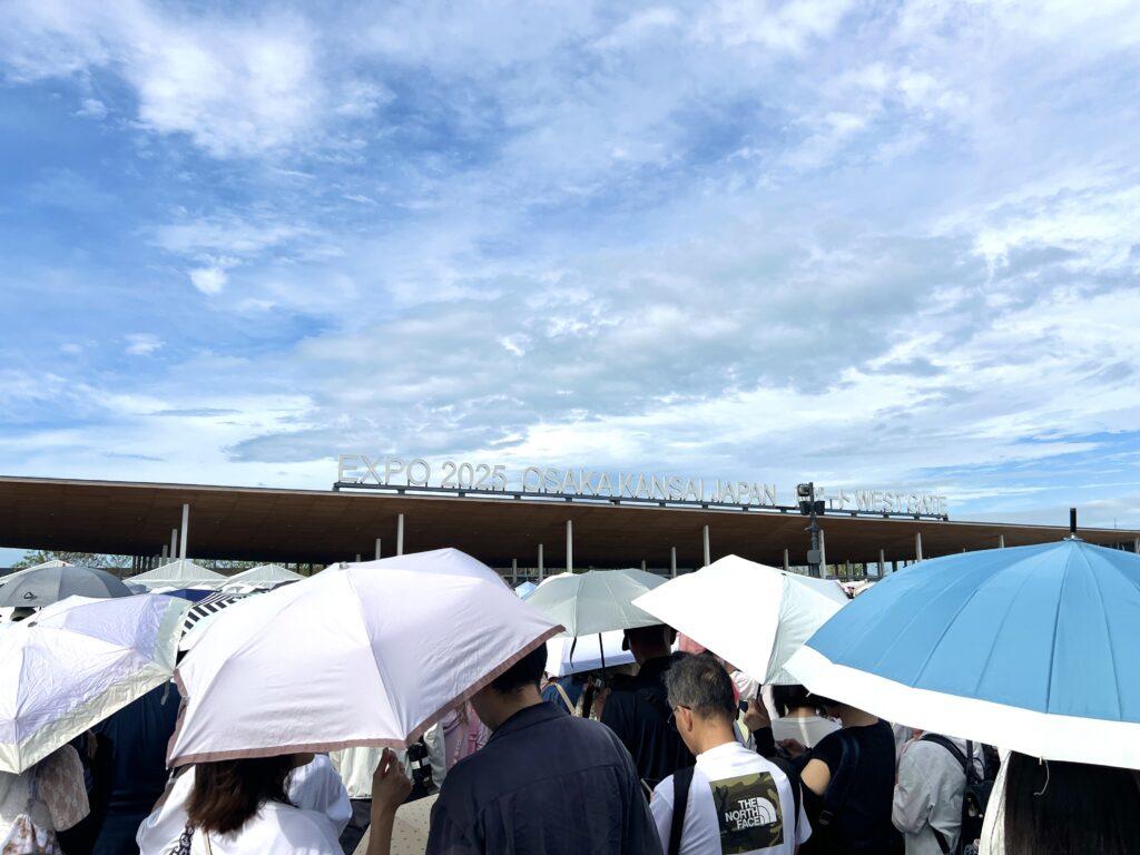 大阪・関西万博2025 西ゲート前の行列の様子