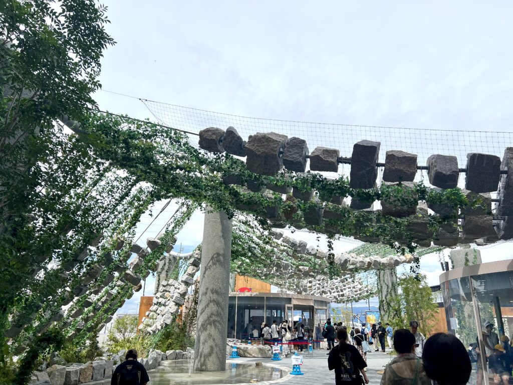 大阪万博2025の緑に囲まれたデザイン性の高いトイレ