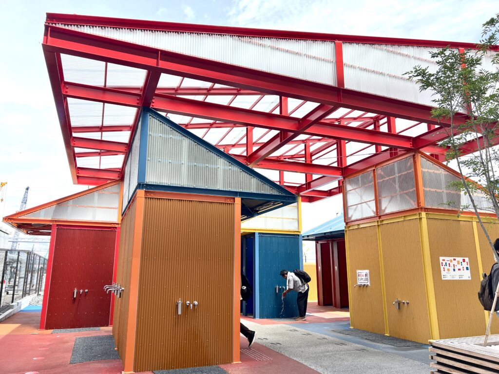 大阪万博2025 会場内のカラフルなトイレ施設
