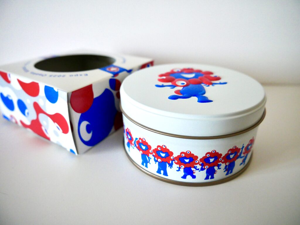 缶の横にはミャクミャクがずらりと並ぶ限定デザイン。コーヒークリーム味。