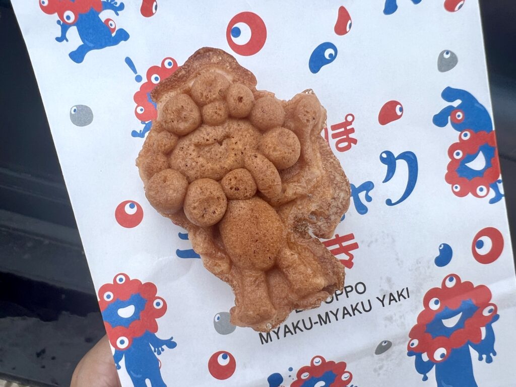 焼き上がったミャクミャク焼き1個
