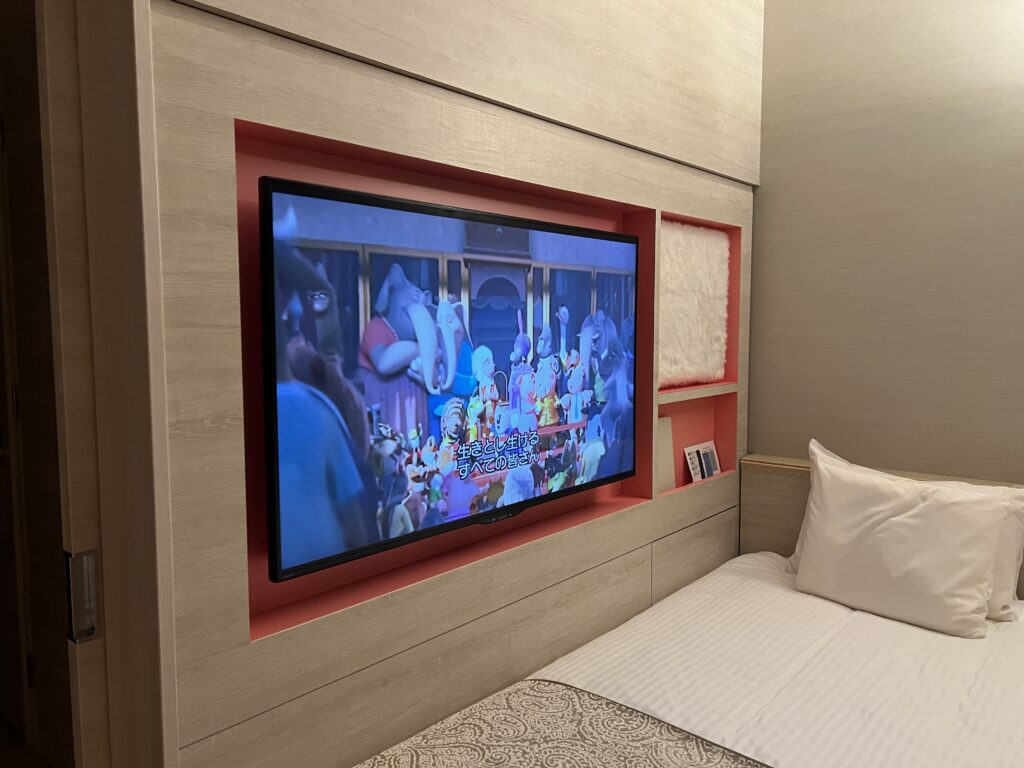 ホテルユニバーサルポートの客室テレビ。壁掛け式で快適な滞在。