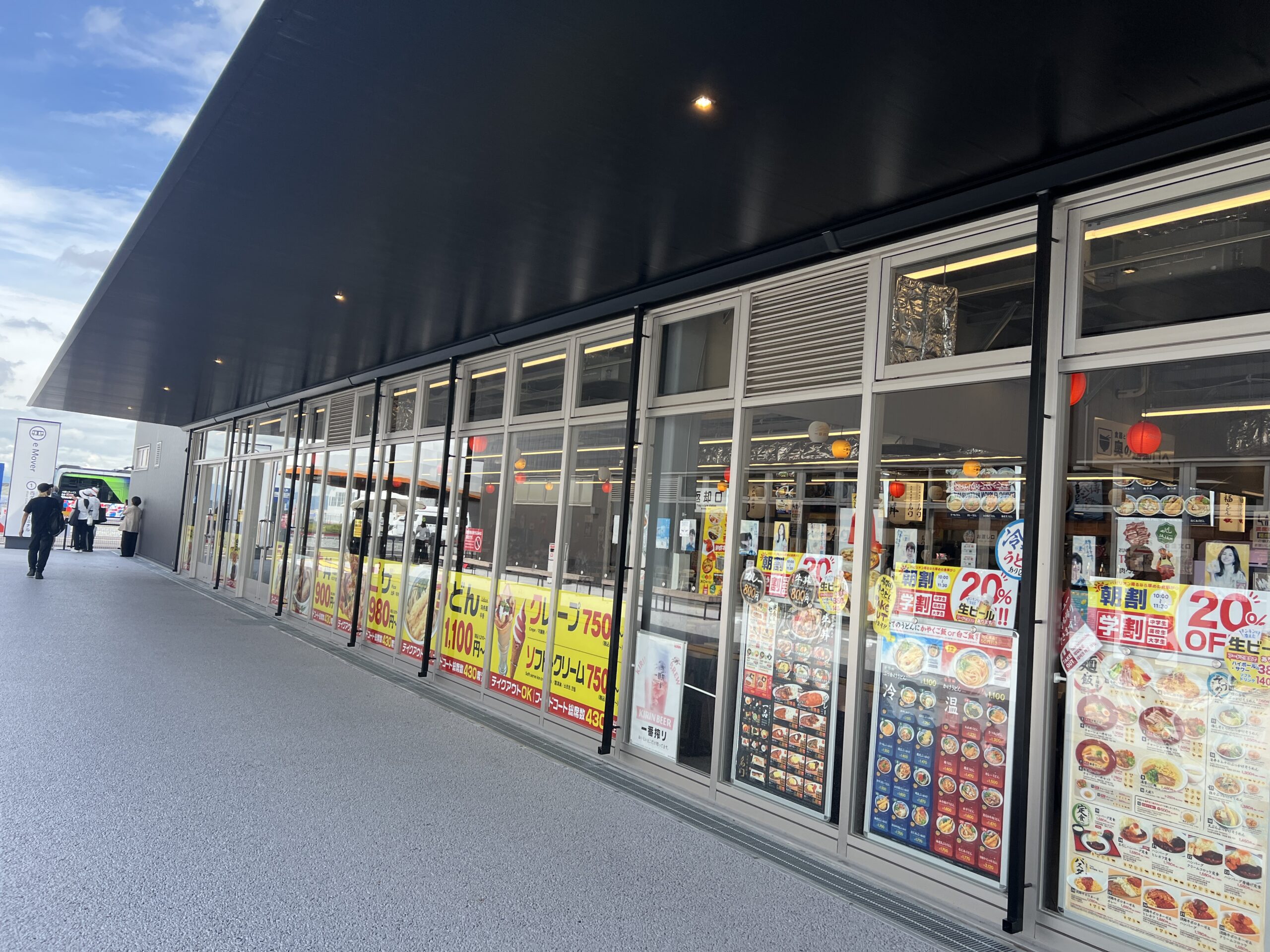 大阪万博2025西口フードコートの外観。朝10時の開店直後で人が少なく穴場感がある様子