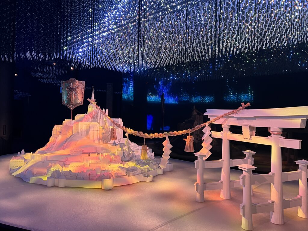 モン・サン・ミシェル風モニュメントと鳥居が印象的な展示。幻想的なライトアップが魅力