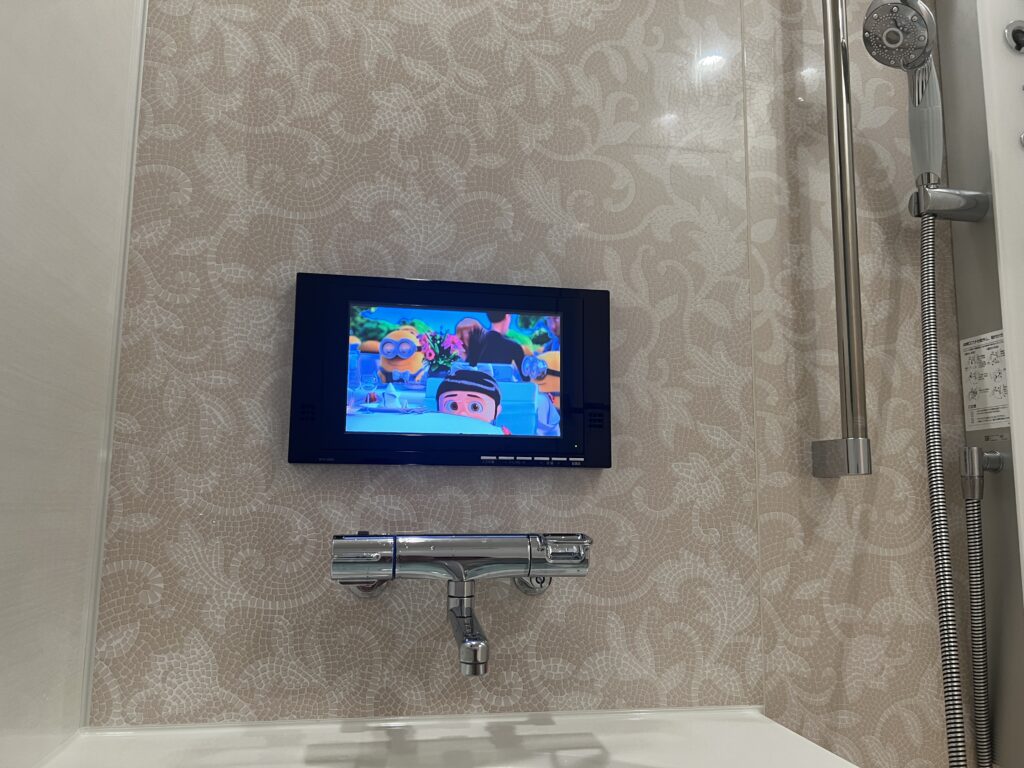 ホテルユニバーサルポートのテレビ付きバスルーム。清潔感のある広い浴室。