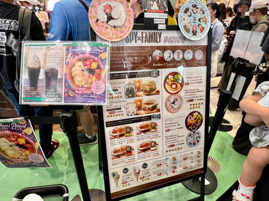 「SPY×FAMILY DINING」限定メニュー看板（オムライス、ブラックカレー、米麹ソフトクリームなど）