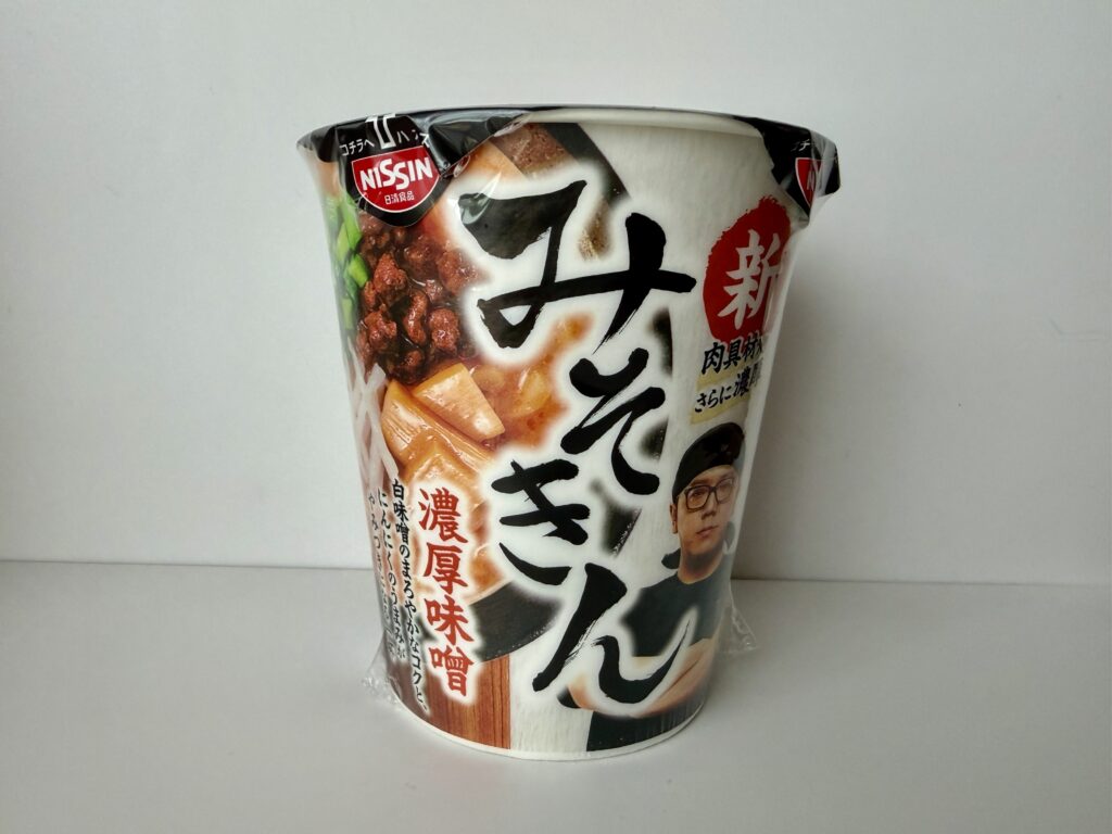 日清食品「みそきん」濃厚味噌味のカップ麺。白いパッケージに店主が印刷されている。セブンイレブン限定商品。