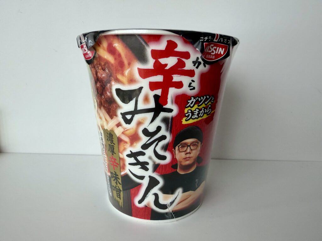 真っ赤なパッケージが印象的な日清食品「辛みそきん」カップ麺。セブンイレブンで2025年10月に発売された新作。