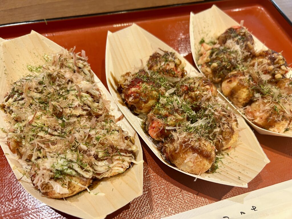 USJ近くの「たこ焼き十八番」の人気3種たこ焼き盛り合わせ。天かすのサクサク食感が残る大阪名物たこ焼き。