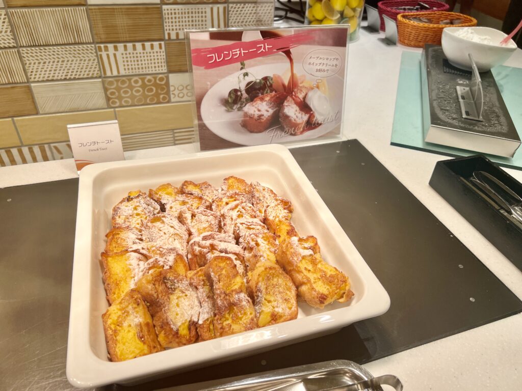 Freshly baked French toast topped with powdered sugar at the Universal Port Vita breakfast buffet.