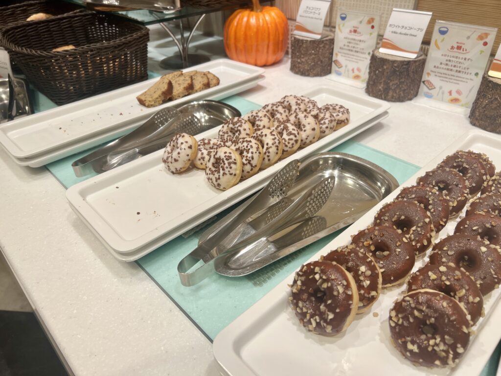 ホテルユニバーサルポートヴィータの朝食ビュッフェに並ぶチョコドーナツやミニドーナツ。子どもにも大人気のスイーツ。