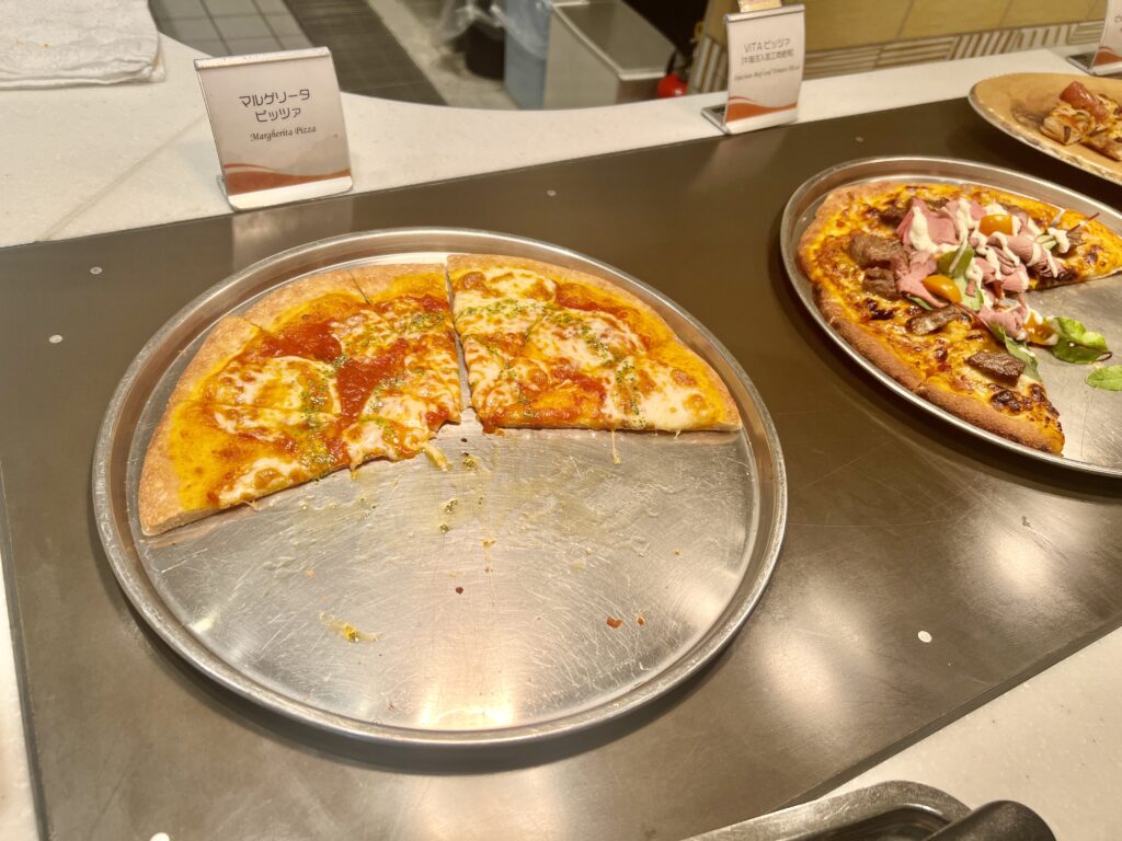 ホテルユニバーサルポートヴィータ朝食ビュッフェで提供される焼きたてピザ。マルゲリータとローストビーフのピザが並ぶ。