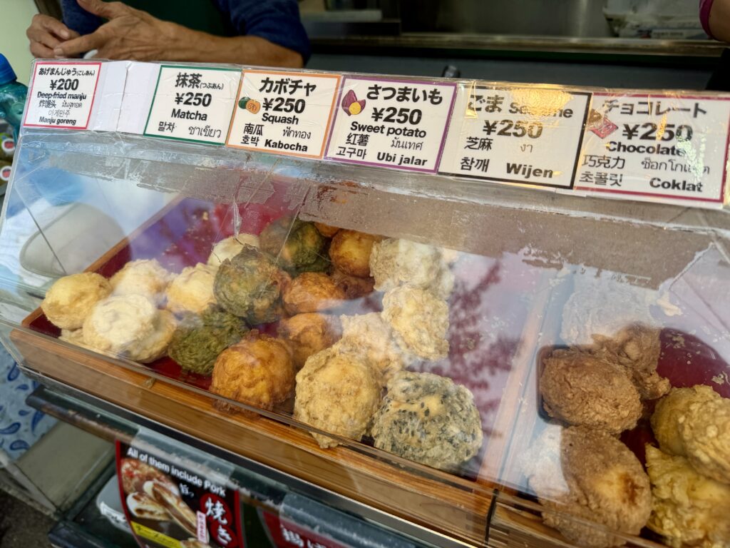 ショーケースに並ぶ浅草九重のあげまんじゅう。色とりどりの揚げまんじゅうが美味しそう。