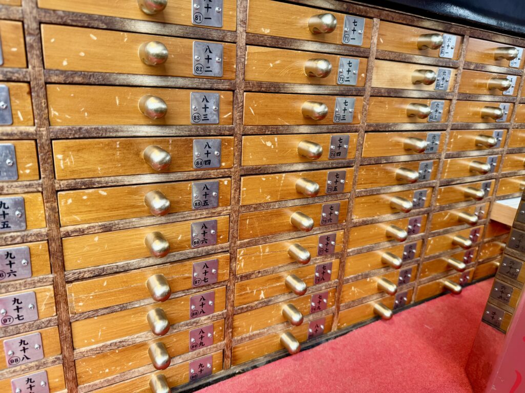 浅草寺のおみくじの引き出しが並ぶ様子