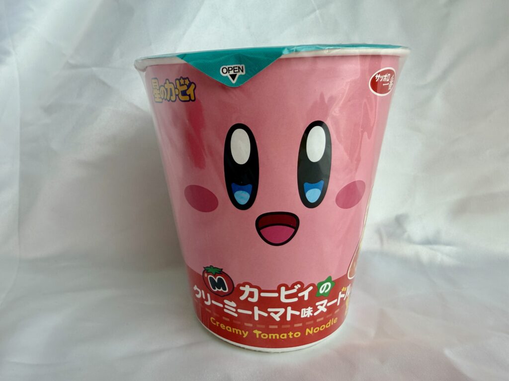 カービィのクリーミートマト味ヌードル パッケージ(ファミマ限定2025コラボ)