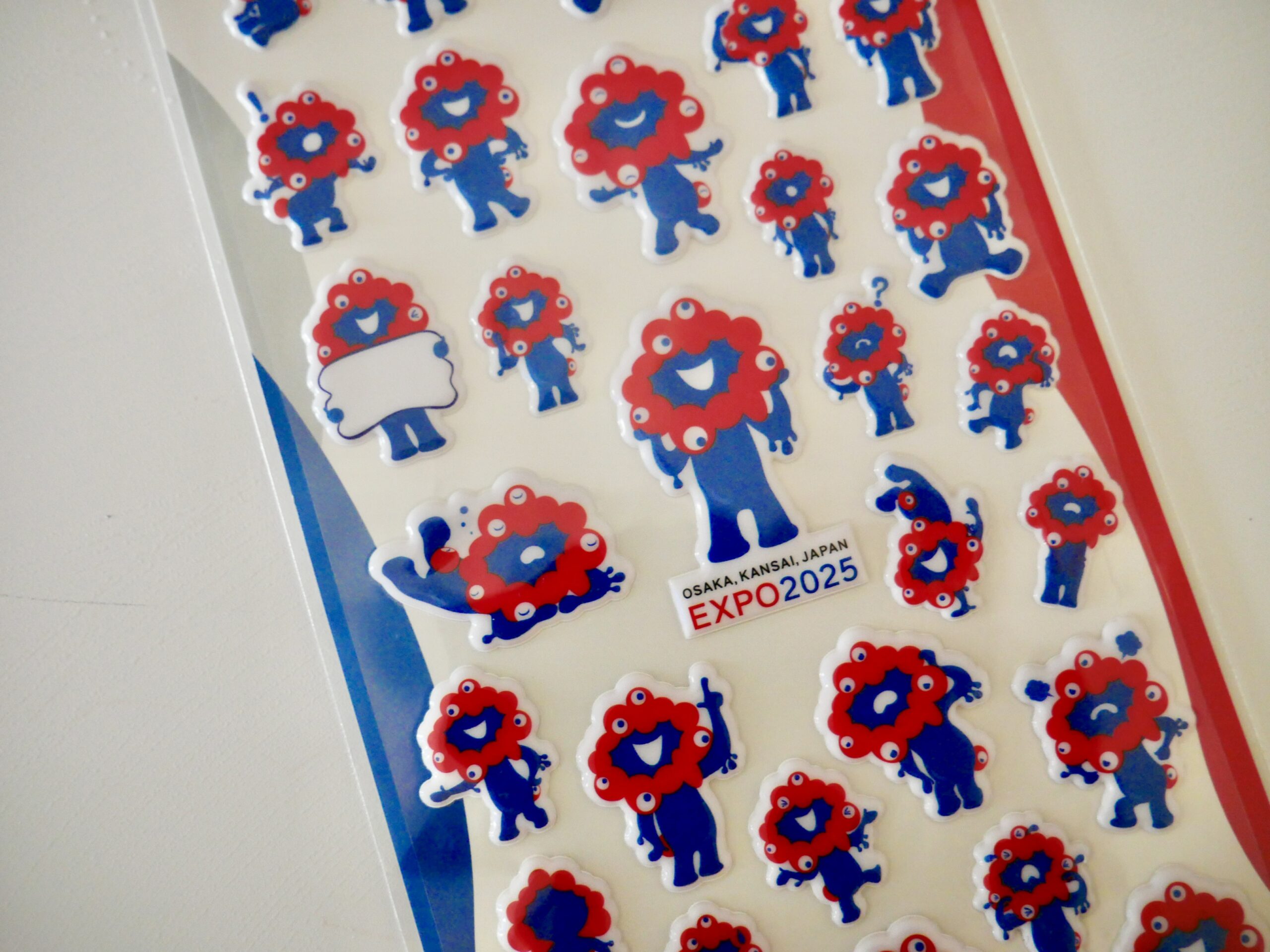 EXPO2025みゃくみゃくシールのアップ写真。ぷくぷく立体で、様々なポーズのキャラクターがデザインされている。