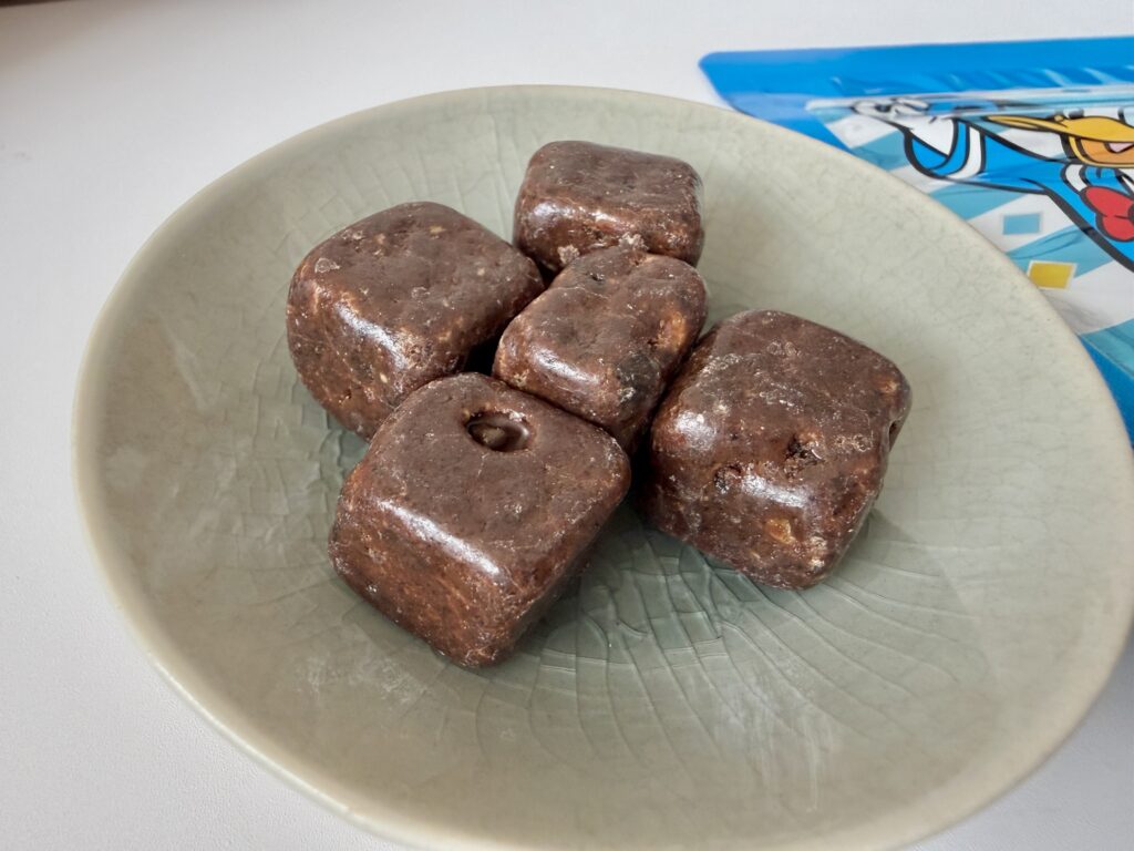 キュービックチョコレートクランチ ミニの実物アップ キューブ型チョコレート