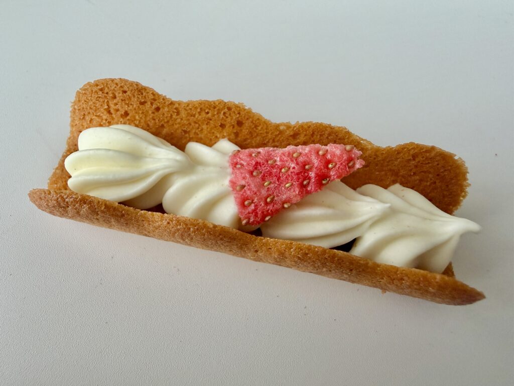 AMANBERRY strawberry tuile cookie with white chocolate cream