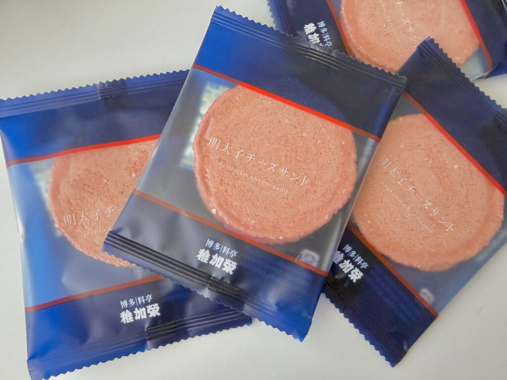 稚加榮 明太子チーズサンドの個包装｜辛くない明太子のお菓子