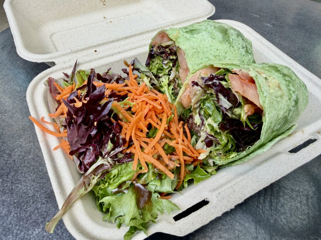 Nalu Health Barのグリーンラップとサイドサラダ｜ワイキキのヘルシーランチ