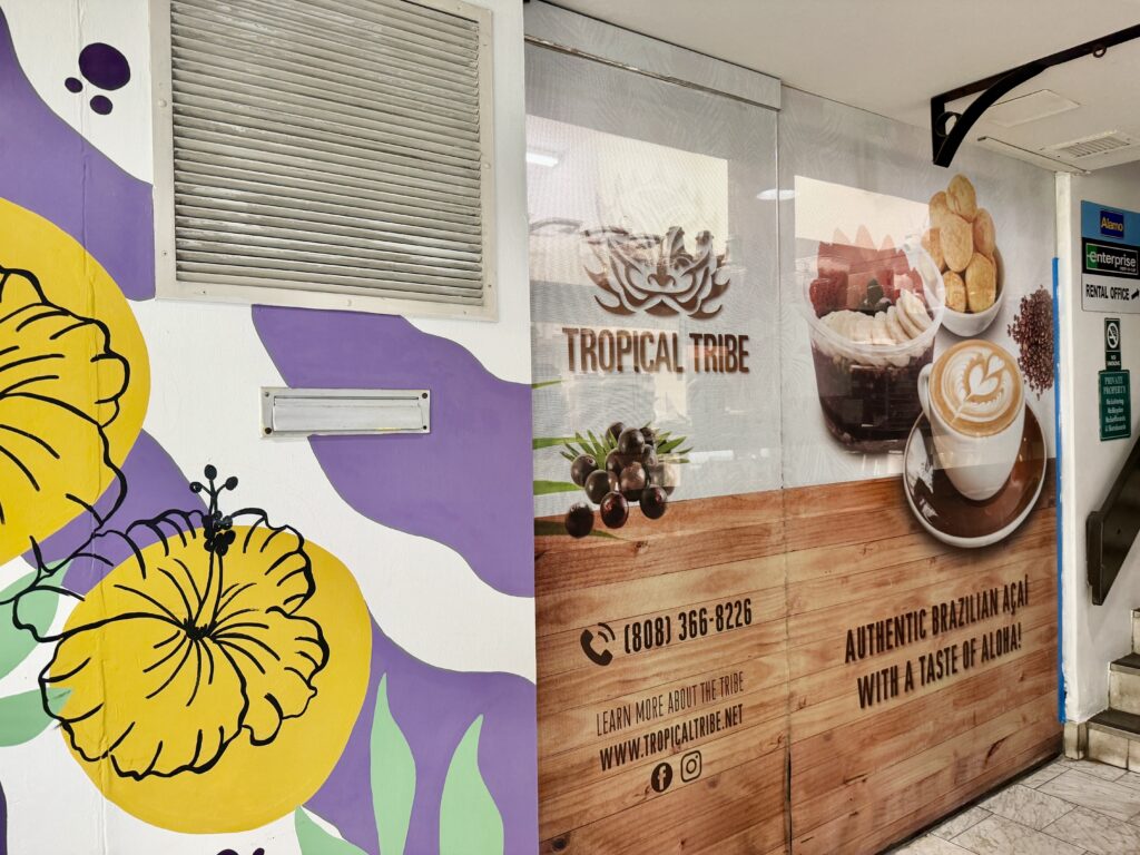 トロピカルトライブ（Tropical Tribe）ワイキキ店の外観サイン