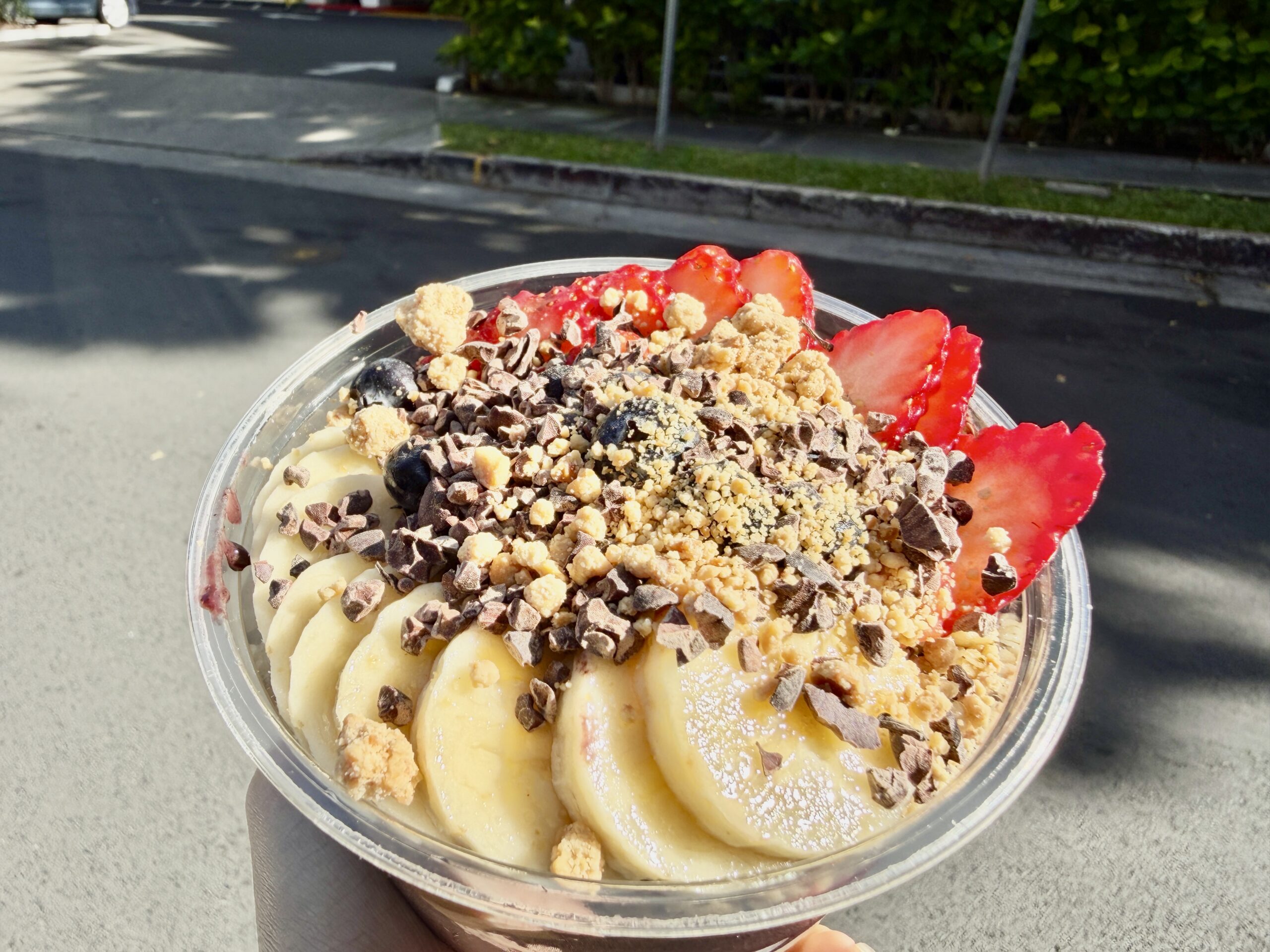 トロピカルトライブのアサイーボウル｜バナナとベリー、カカオニブなどトッピング