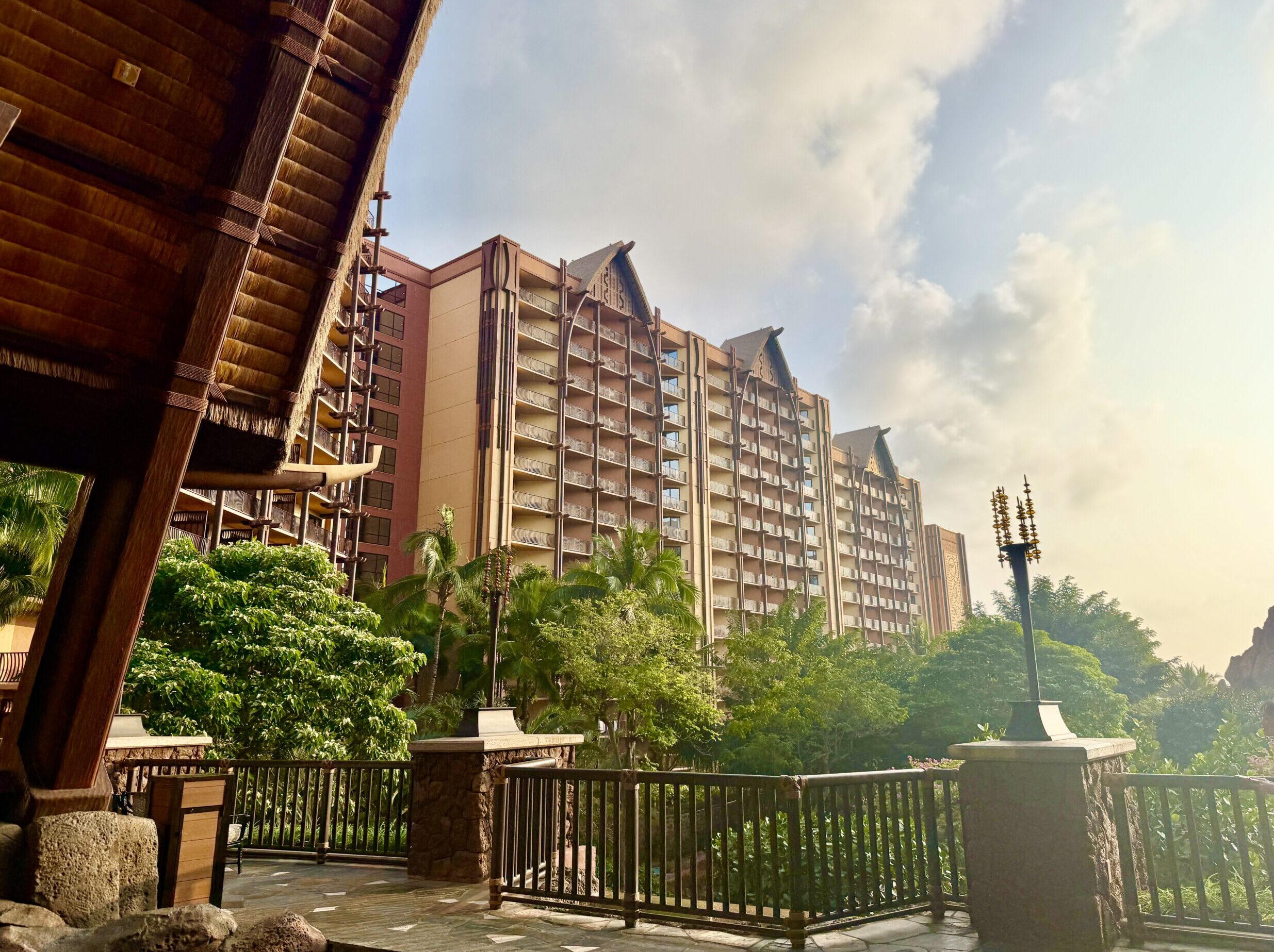 アウラニディズニーリゾートの外観 コオリナのホテル全景と南国の景色