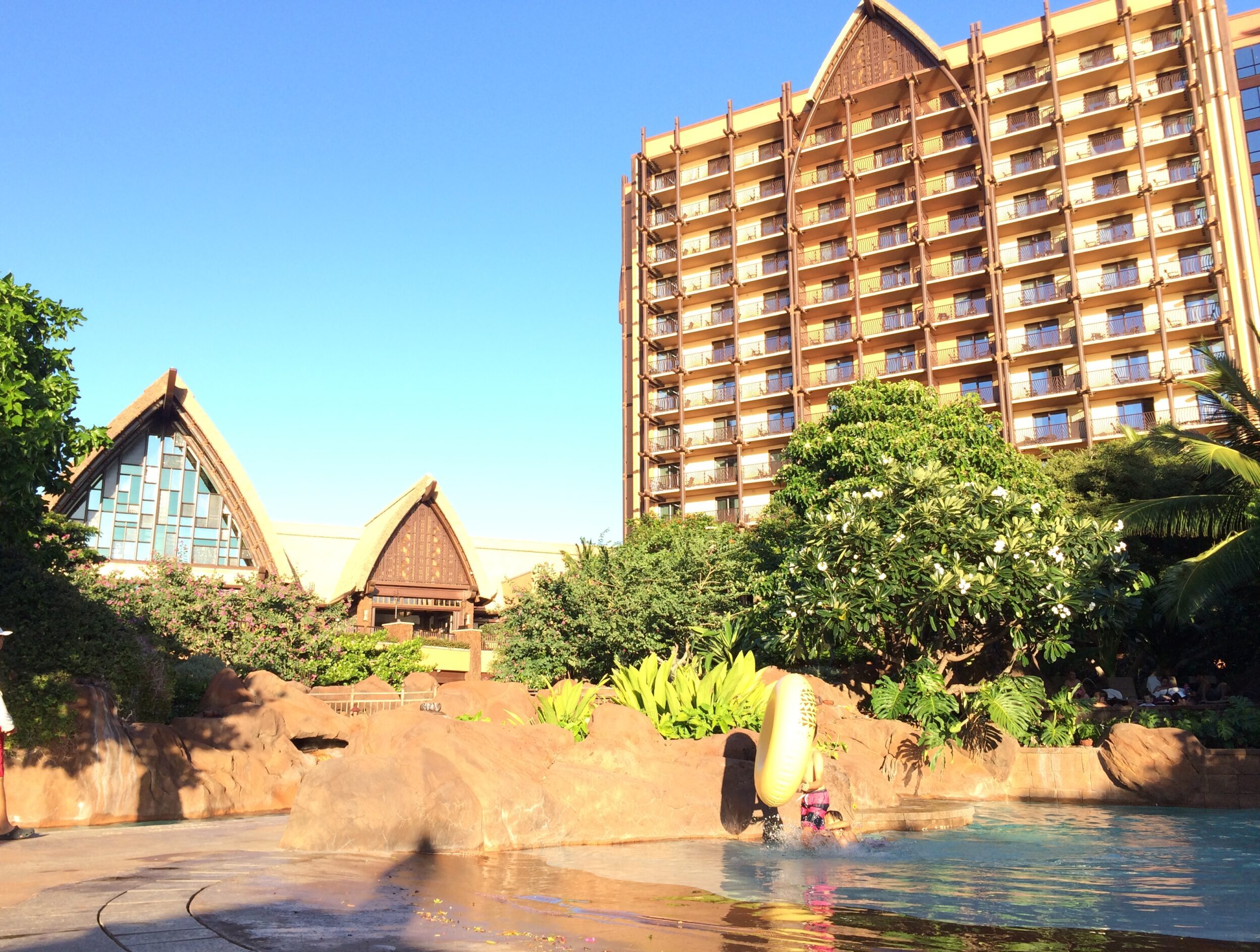 アウラニディズニーリゾートのプールとホテル外観｜ハワイ・コオリナのリゾート風景
