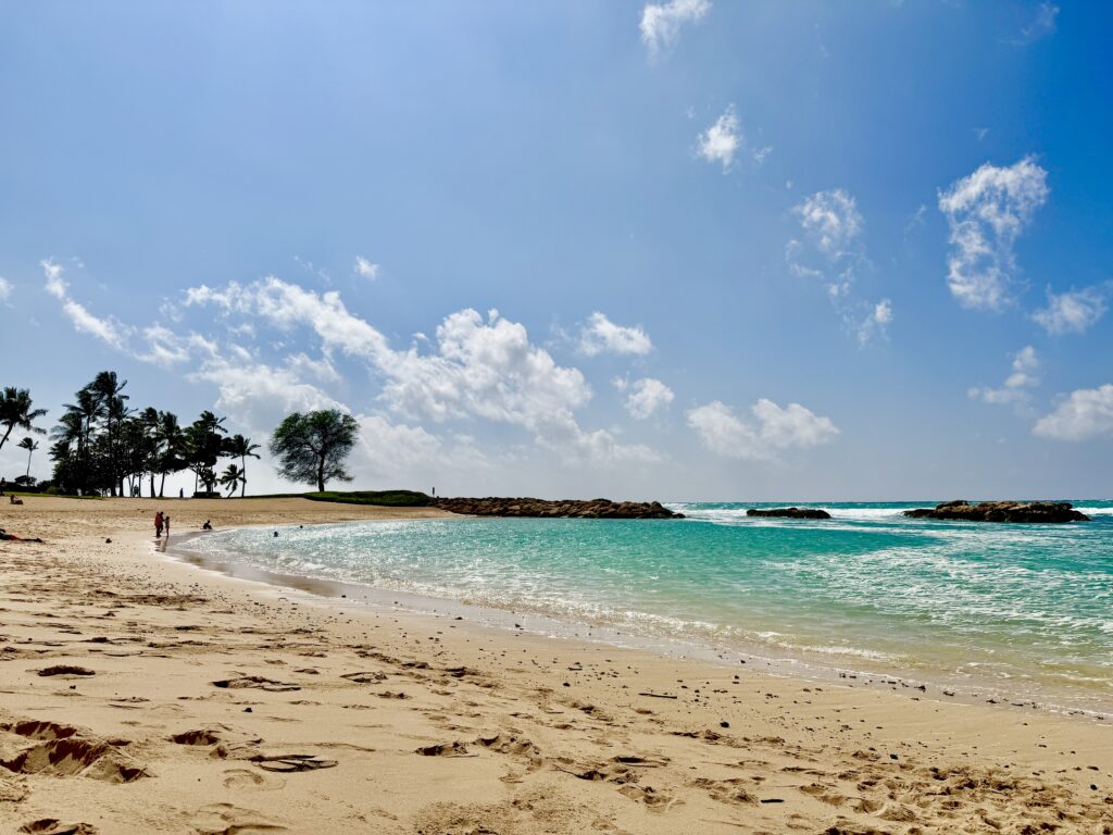 ハワイ・ワイキキの美しいビーチと青い海｜ハワイ旅行ガイド