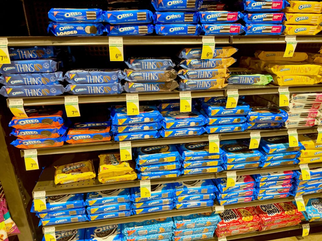 フードランドのオレオ売り場 ハワイのスーパーのお菓子棚
