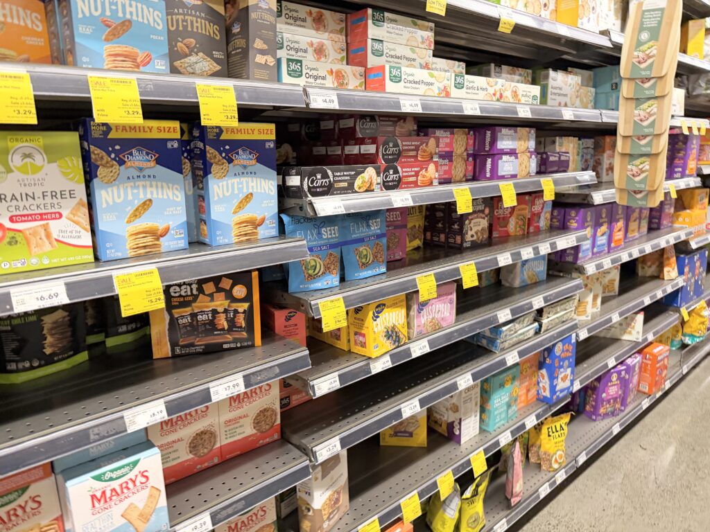 ハワイスーパーのクラッカーやスナック売り場