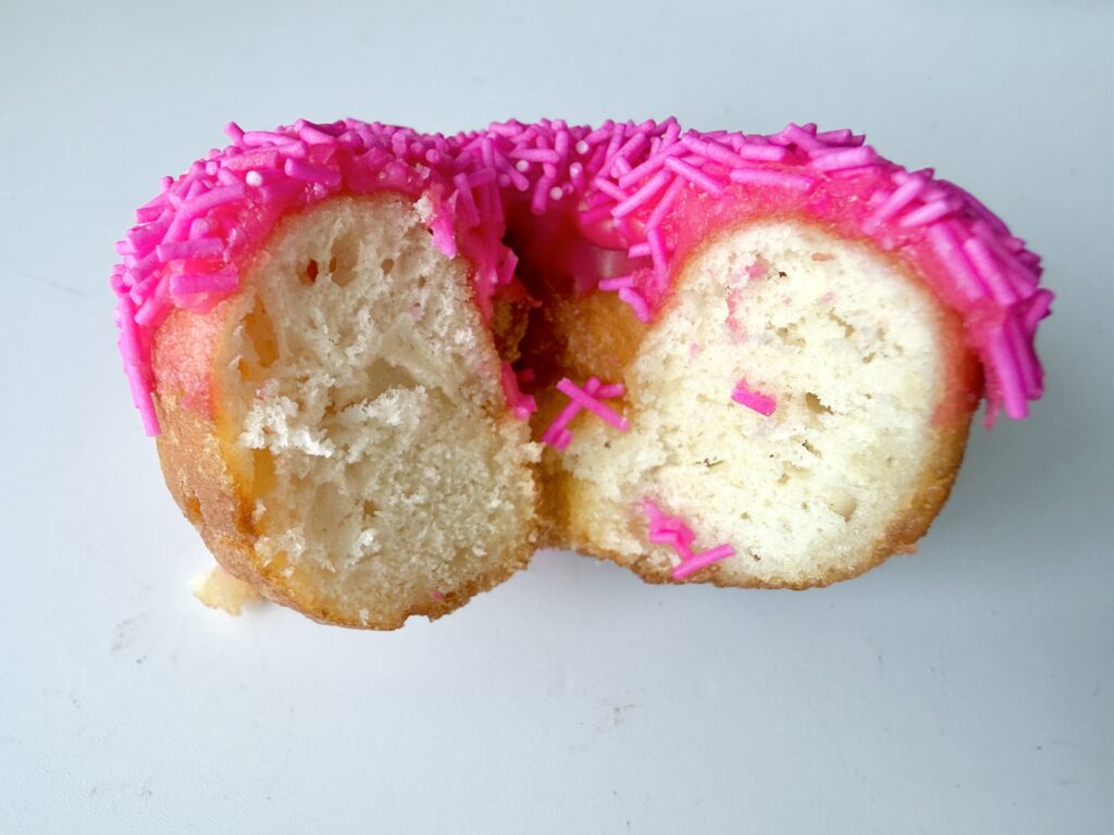 ランディーズドーナツ東京駅 ピンクスプリンクルズアイスケーキの断面