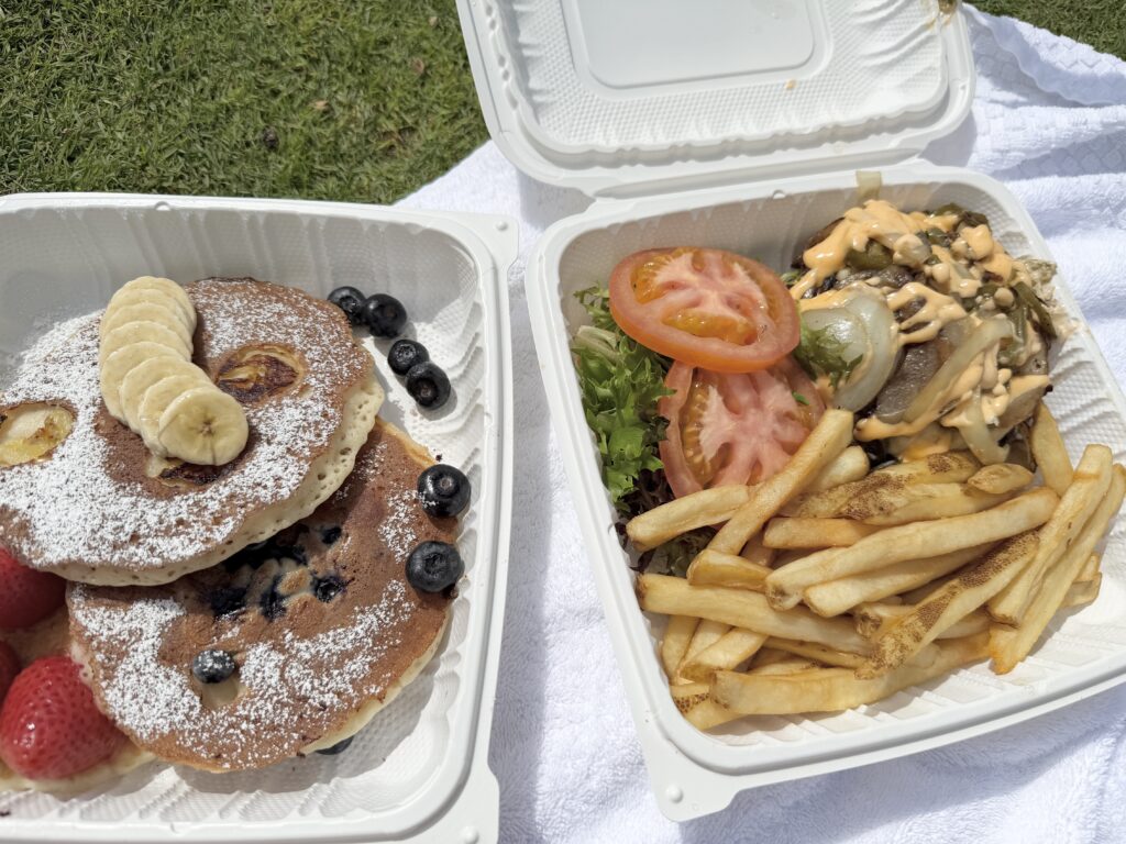 エッグスンシングス テイクアウト パンケーキとバーガー